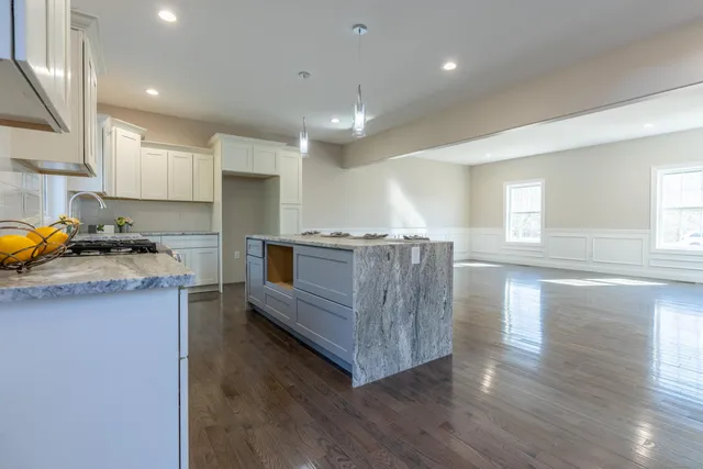 $779,900 | 2 Stratton Farms Road, Suffield, CT 06093