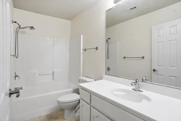 a view of an empty room with a ceiling fan