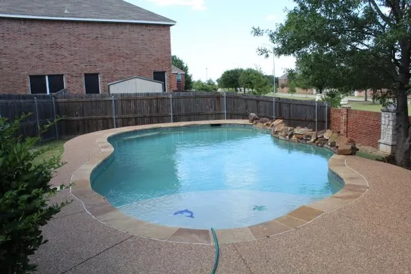 a view of a fountain in front of a house