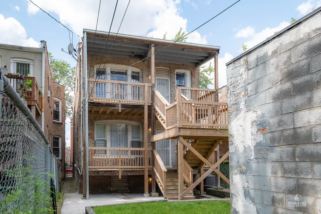 a view of front of a house with a yard