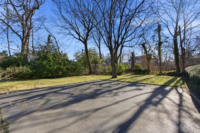 $1,250,000 | 54 Summit Drive, Manhasset, NY 11030