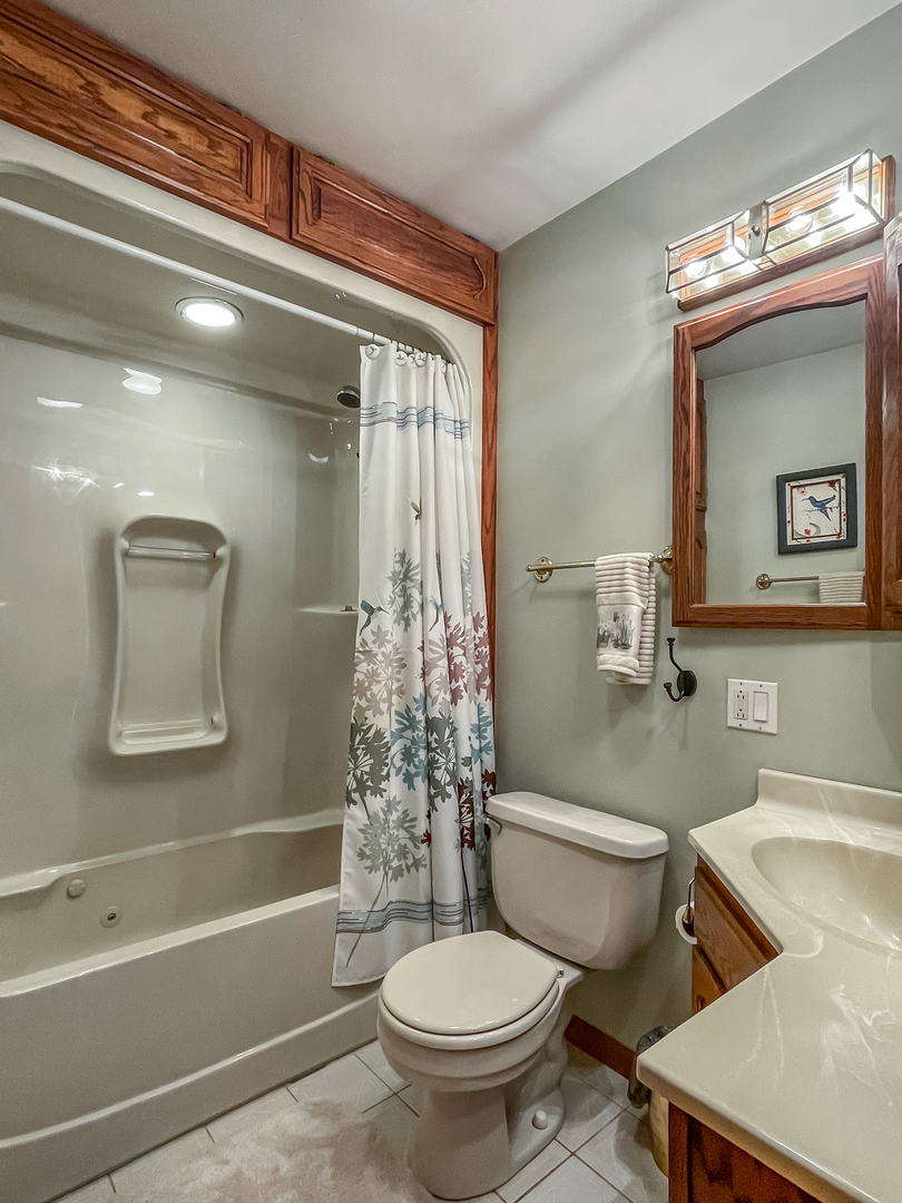 42W420 Kedeka Road Sugar Grove, IL 60554 - Photo 16 of 32 a bathroom with a toilet a sink and bathtub