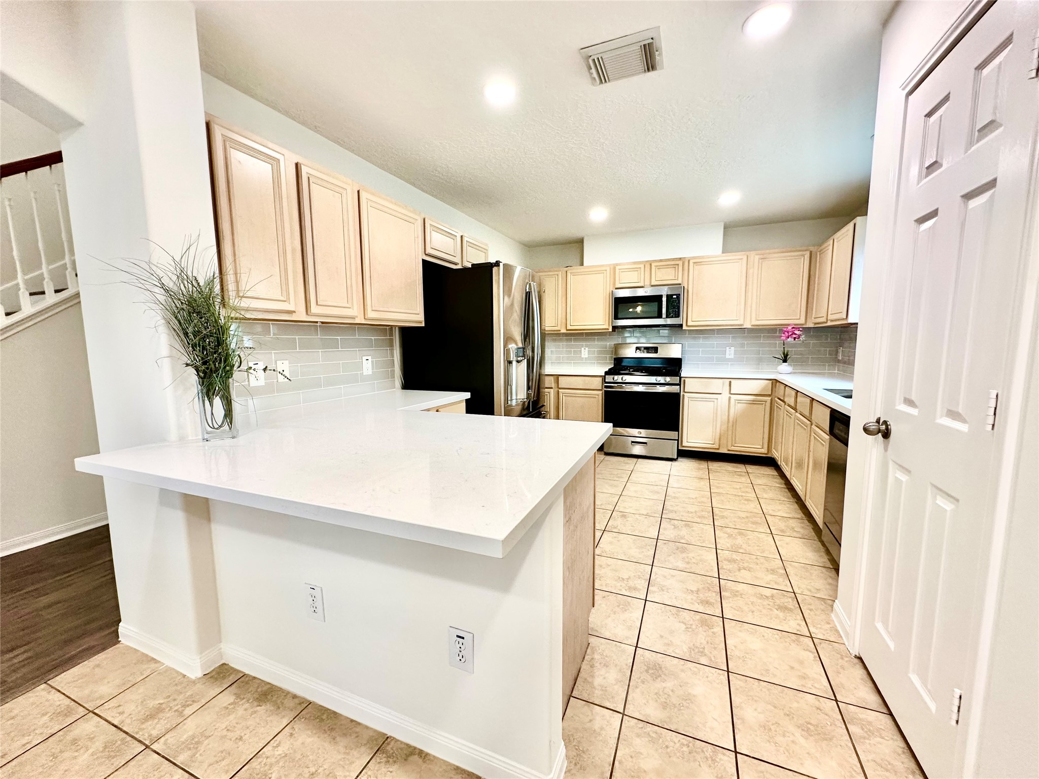 25311 Clover Ranch Drive Katy, TX 77494 - Photo 7 of 27 Breakfast bar with modern & recently remodeled countertops.