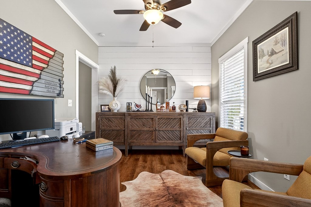 6081 Buck Mountain Road Cookeville, TN 38506 - Photo 18 of 71 a living room with furniture and a flat screen tv