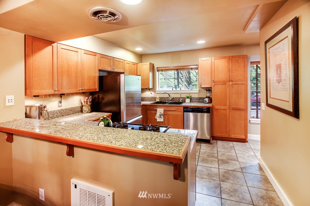 202 24th Avenue East, Unit 6 Seattle, WA 98112 - Photo 11 of 22