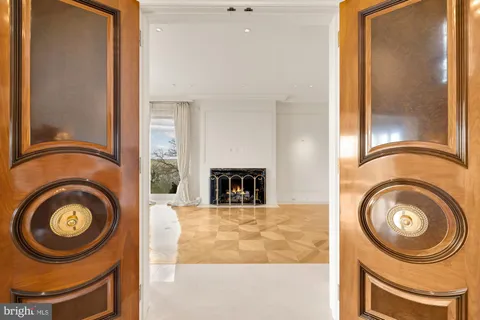 a view of a big room with closet and windows