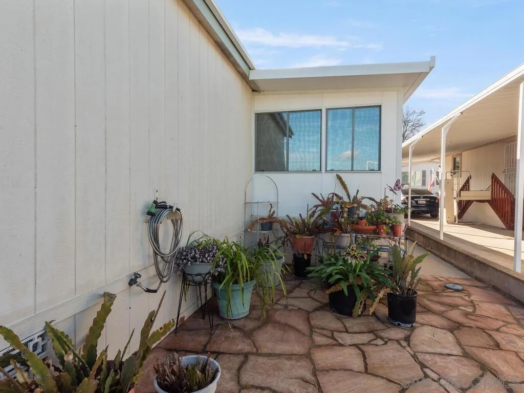9500 Harritt Road, Unit 31 Lakeside, CA 92040 - Photo 28 of 33 a vase of flowers sitting on a floor