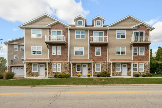 $2,600 | 206 Grand Avenue, Unit 1, Mukwonago, WI 53149