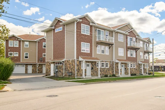 $2,600 | 206 Grand Avenue, Unit 1, Mukwonago, WI 53149