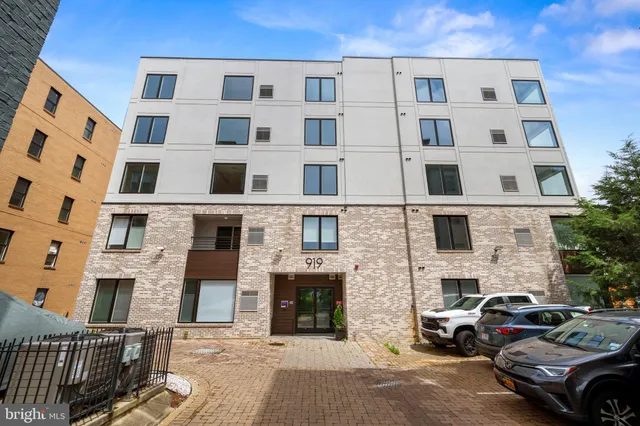 $2,400 | 919 12th Street Northeast, Unit A305, Washington, DC 20002