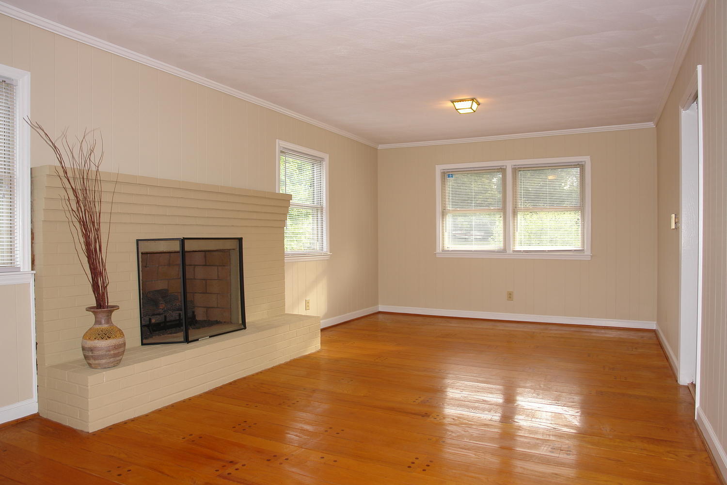 1520 West Ruritan Road Roanoke, VA 24012 - Photo 5 of 28 1520 W Ruritan Rd Roanoke VA-large-005-3