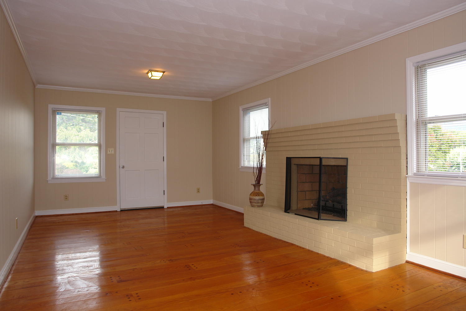 1520 West Ruritan Road Roanoke, VA 24012 - Photo 6 of 28 1520 W Ruritan Rd Roanoke VA-large-006-5