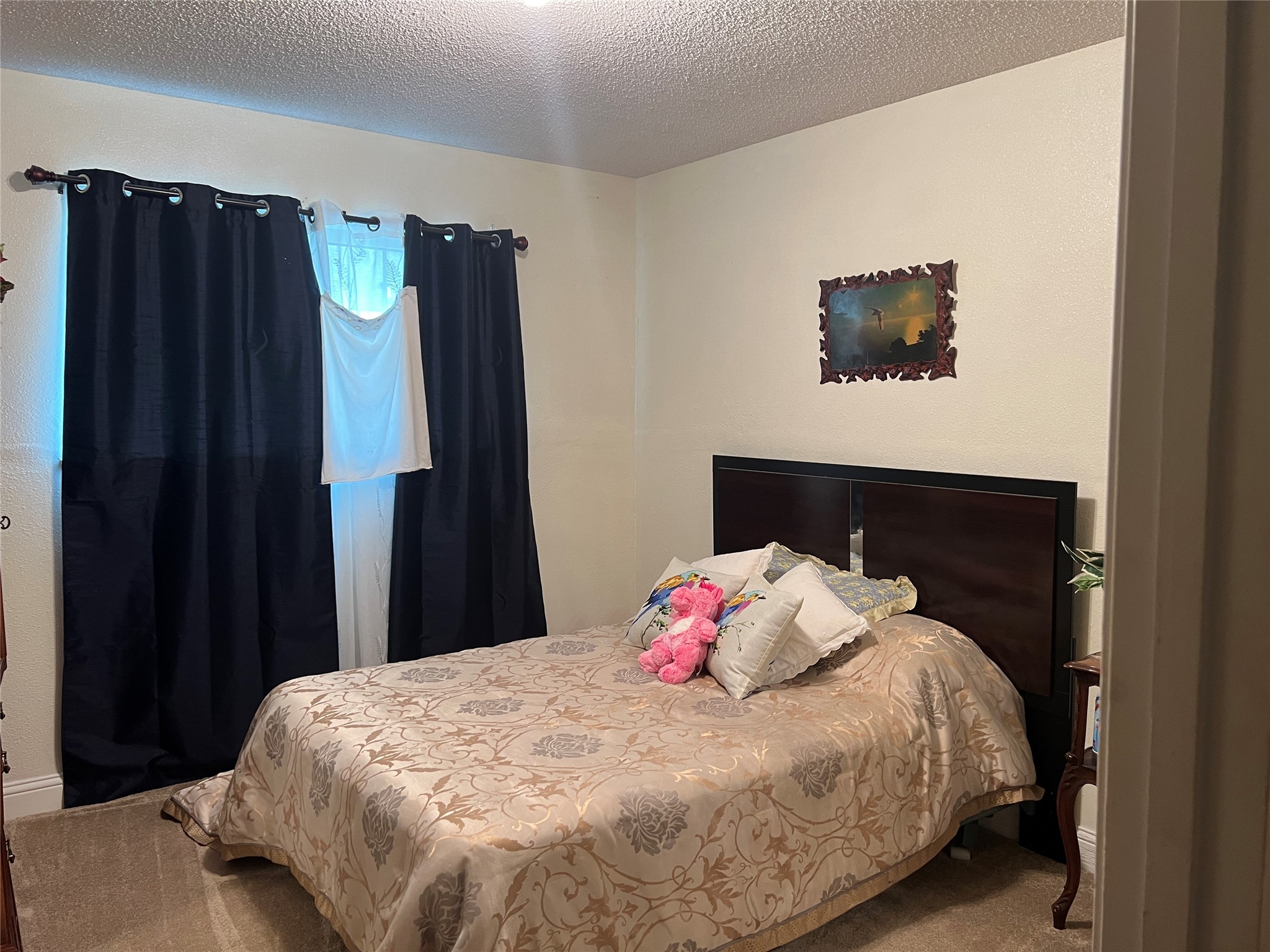 500 West 15th Street Port Arthur, TX 77640 - Photo 13 of 17 a bedroom with a bed and a wall painting