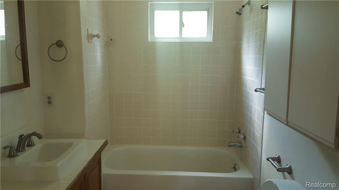 130 Mason Road Howell, MI 48843 - Photo 27 of 33 Bathroom