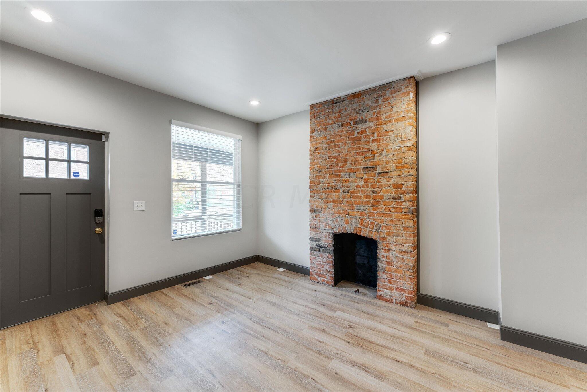 486 Berkeley Road Columbus, OH 43205 - Photo 2 of 19 Living room 01