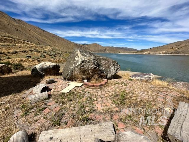 32214 Snake River Road Huntington, OR 97907 - Photo 10 of 31 Water view with a mountain backdrop