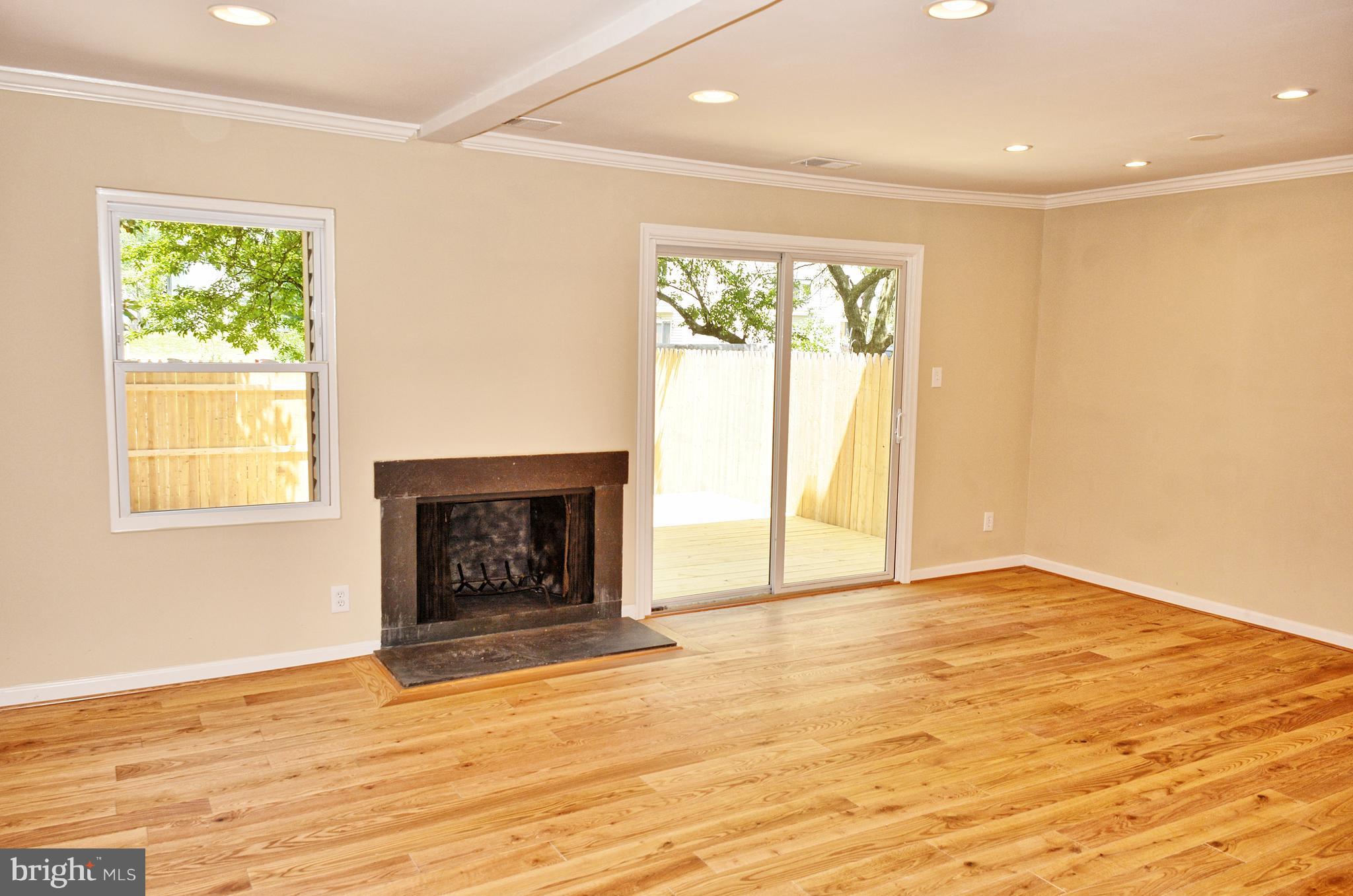 17504 Hoskinson Road Poolesville, MD 20837 - Photo 3 of 13 Living Room