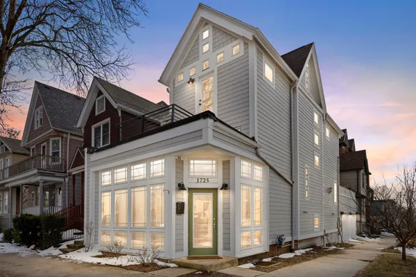 $599,900 | 1725 North Astor Street, Milwaukee, WI 53202