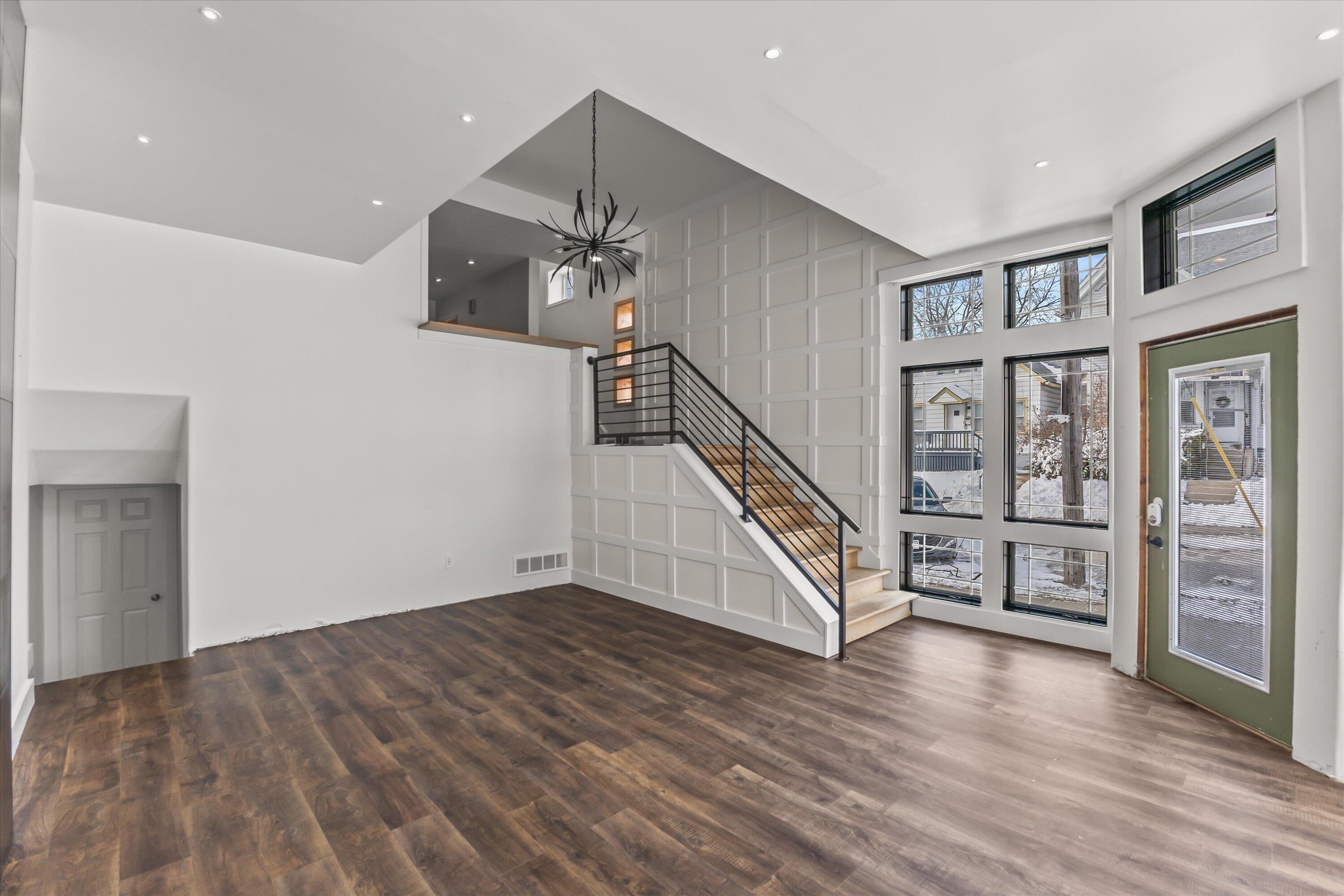 1725 North Astor Street Milwaukee, WI 53202 - Photo 6 of 38 34-IMG_1033