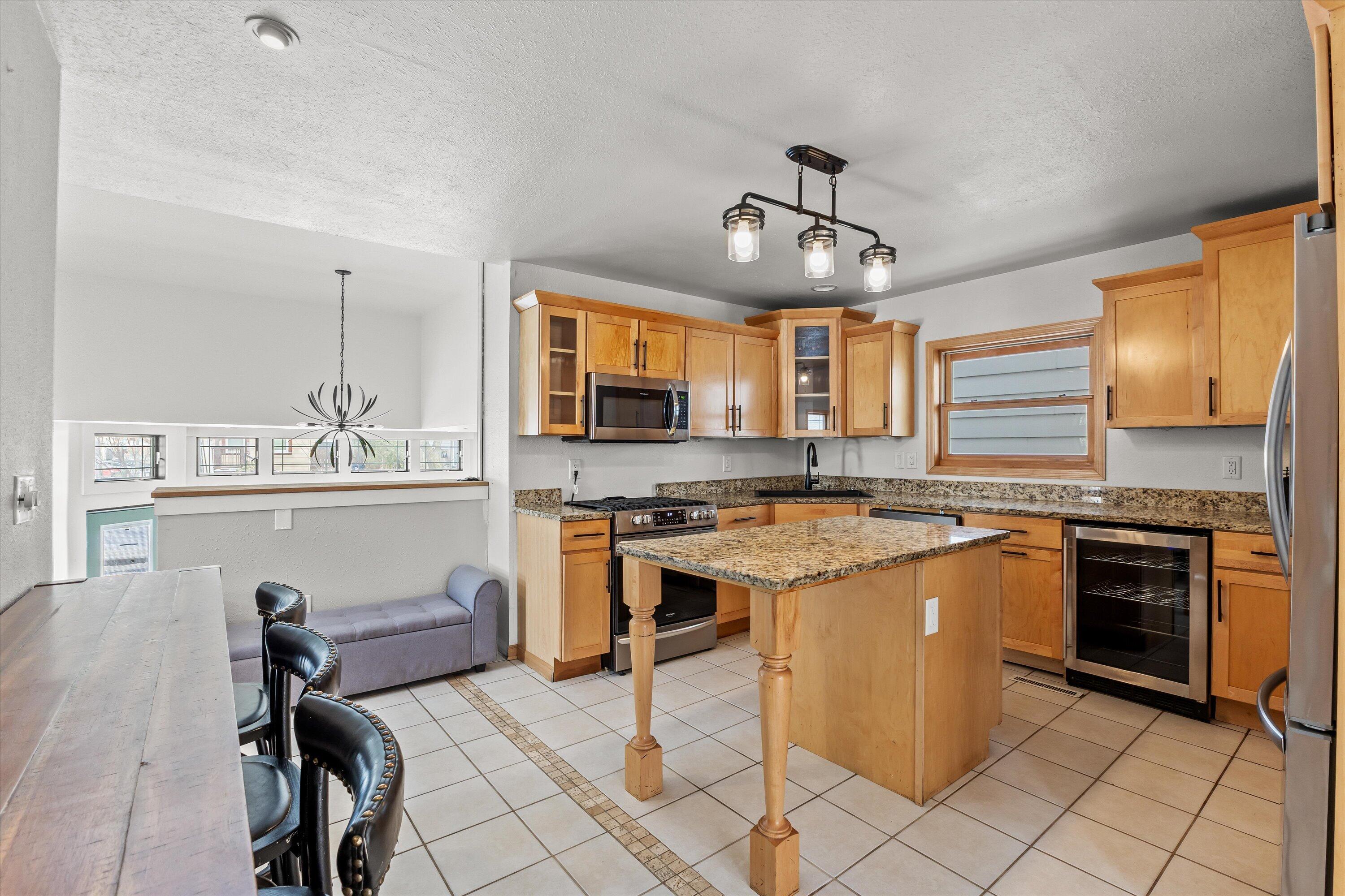 1725 North Astor Street Milwaukee, WI 53202 - Photo 7 of 38 28-IMG_0979