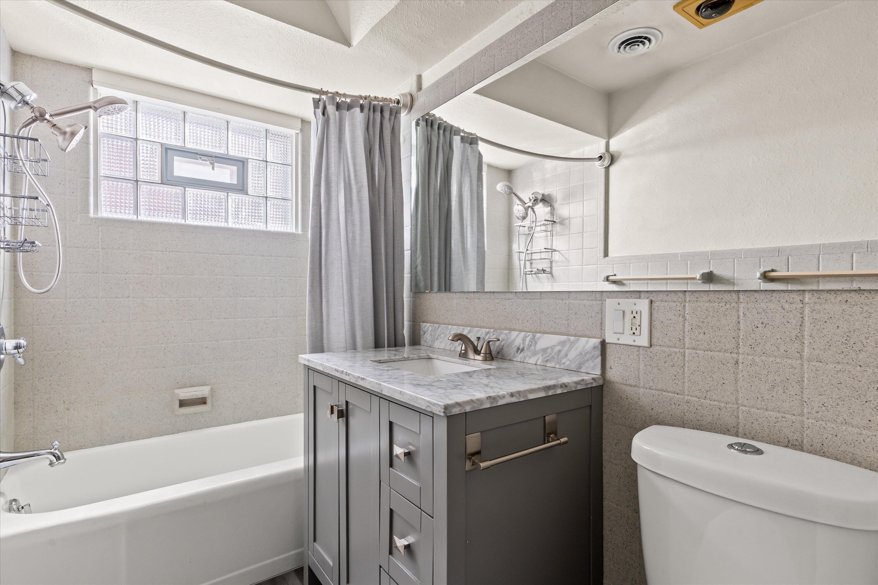 1725 North Astor Street Milwaukee, WI 53202 - Photo 16 of 38 13-IMG_0865