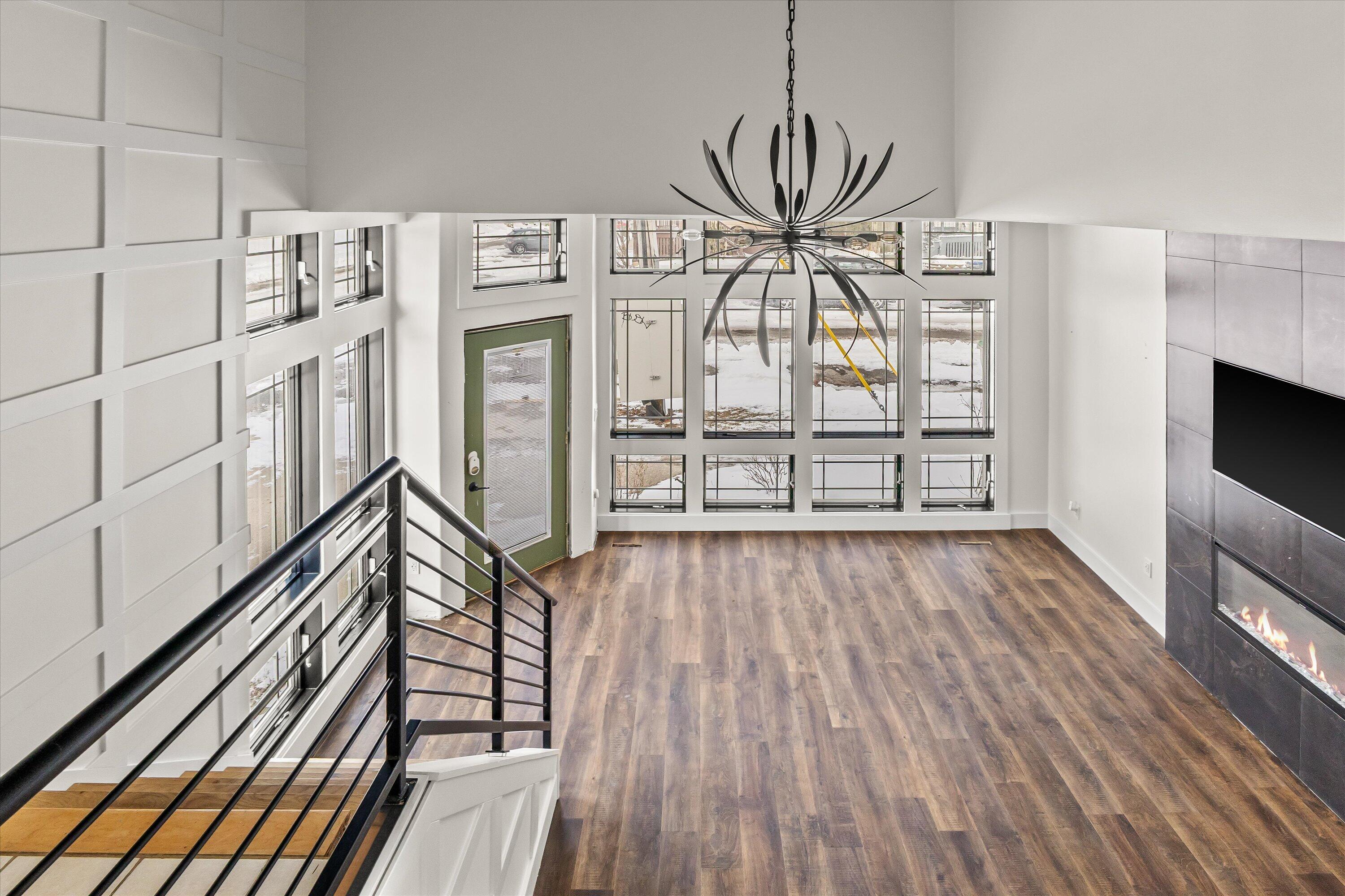 1725 North Astor Street Milwaukee, WI 53202 - Photo 4 of 38 37-IMG_1059