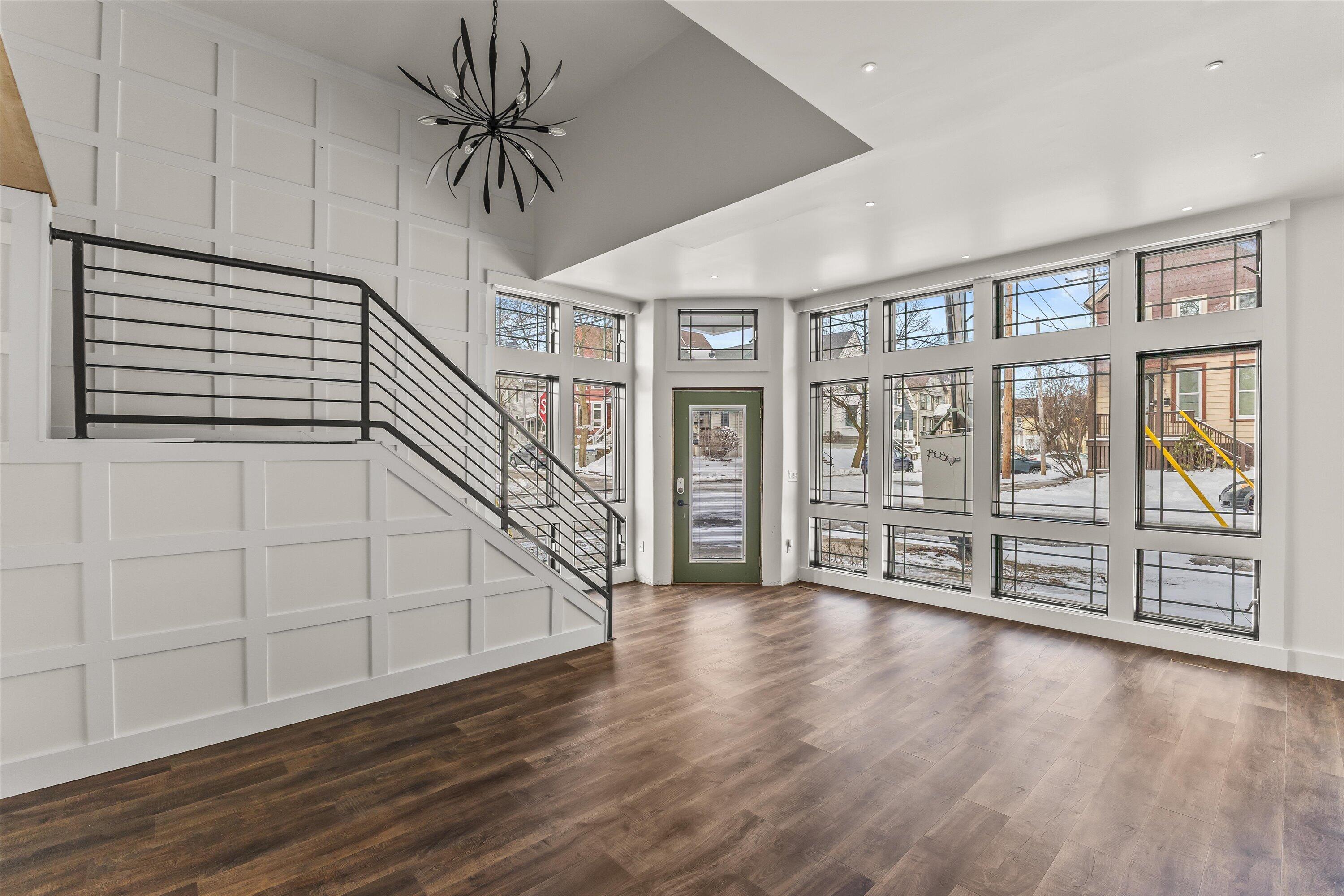 1725 North Astor Street Milwaukee, WI 53202 - Photo 5 of 38 35-IMG_1039