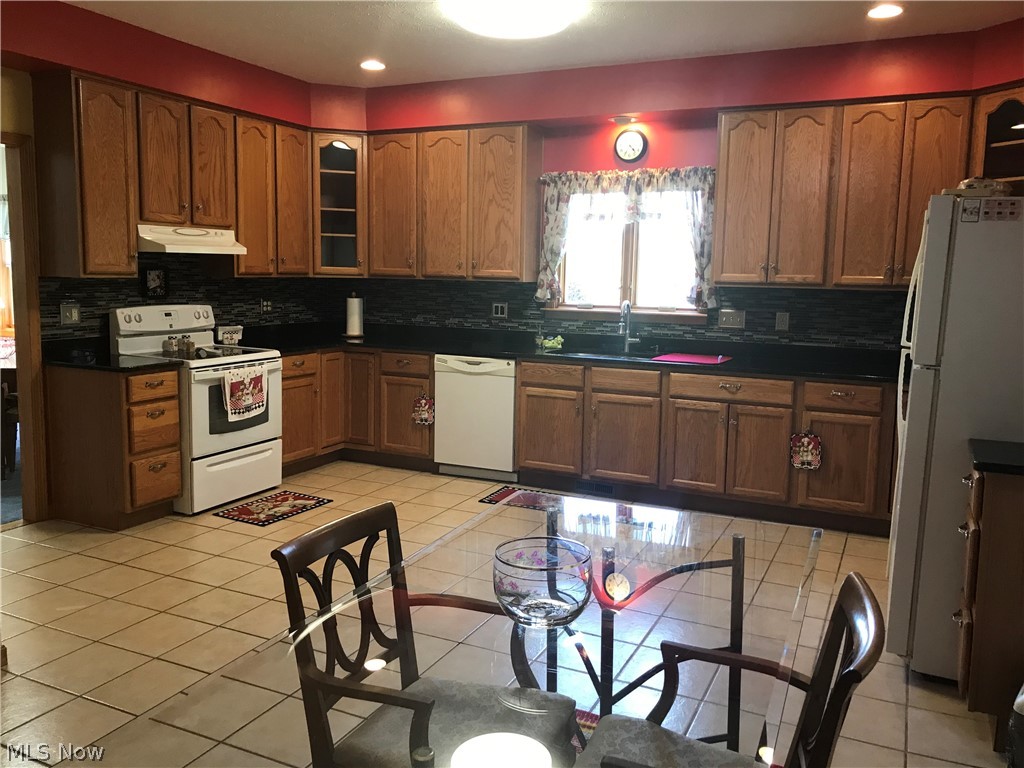 13393 Radcliffe Road Chardon, OH 44024 - Photo 3 of 35 Large eat-in kitchen