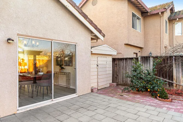a view of a house with backyard and porch