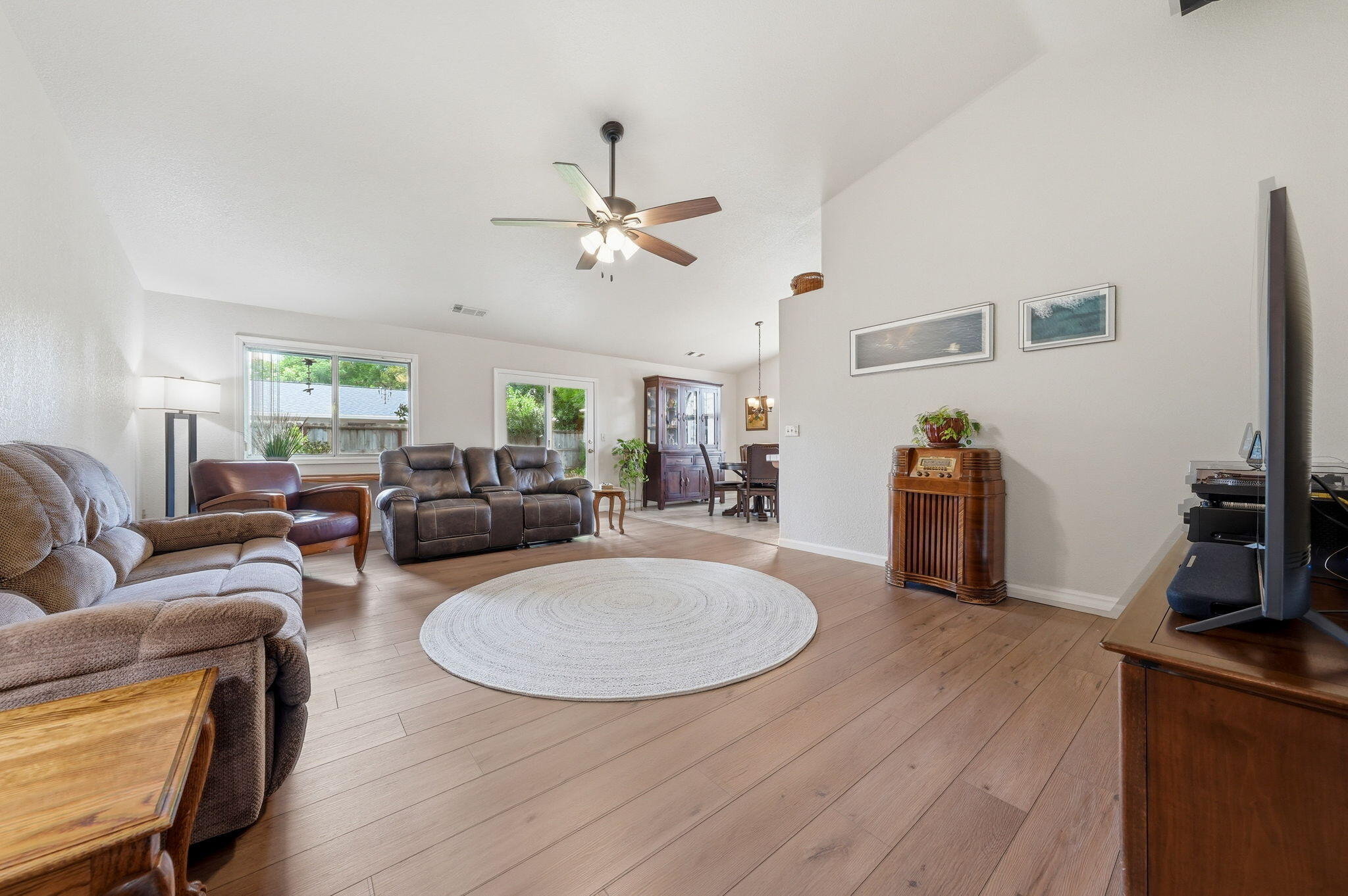 6834 Irving Road Redding, CA 96001 - Photo 2 of 26 Great room