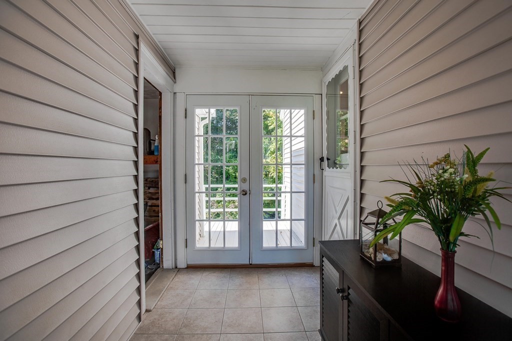 51 Hopkins Street Reading, MA 01867 - Photo 4 of 24