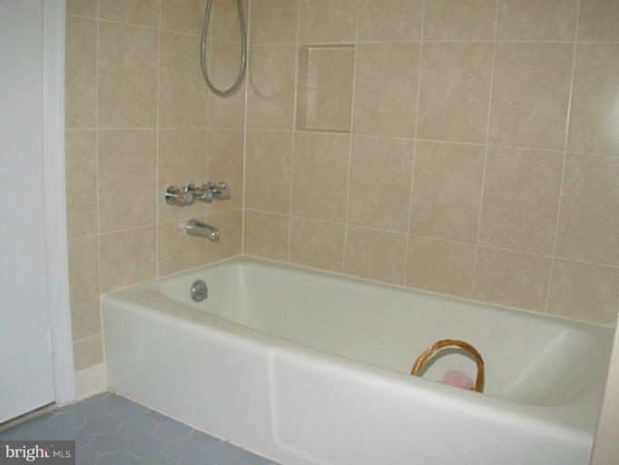 9401 Reach Road Potomac, MD 20854 - Photo 18 of 30 Hall Tub Bath 3