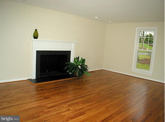 9401 Reach Road Potomac, MD 20854 - Photo 22 of 30 Living Room