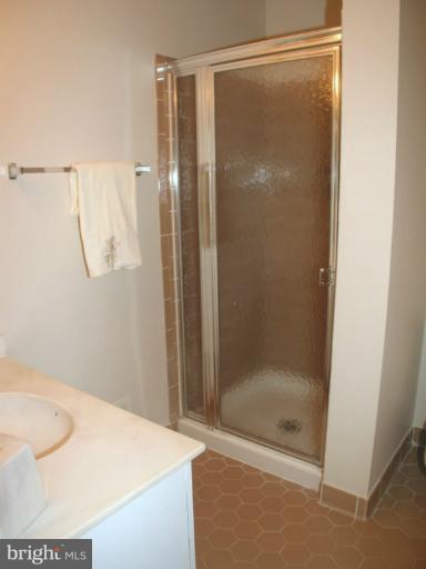 9401 Reach Road Potomac, MD 20854 - Photo 10 of 30 Private Bath inside Bedroom 2