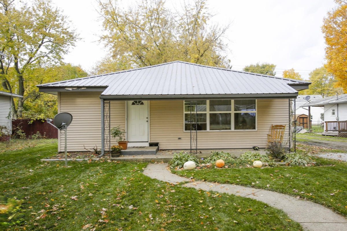 637 South Hooker Avenue Three Rivers, MI 49093 - Photo 2 of 21 637 hooker-102