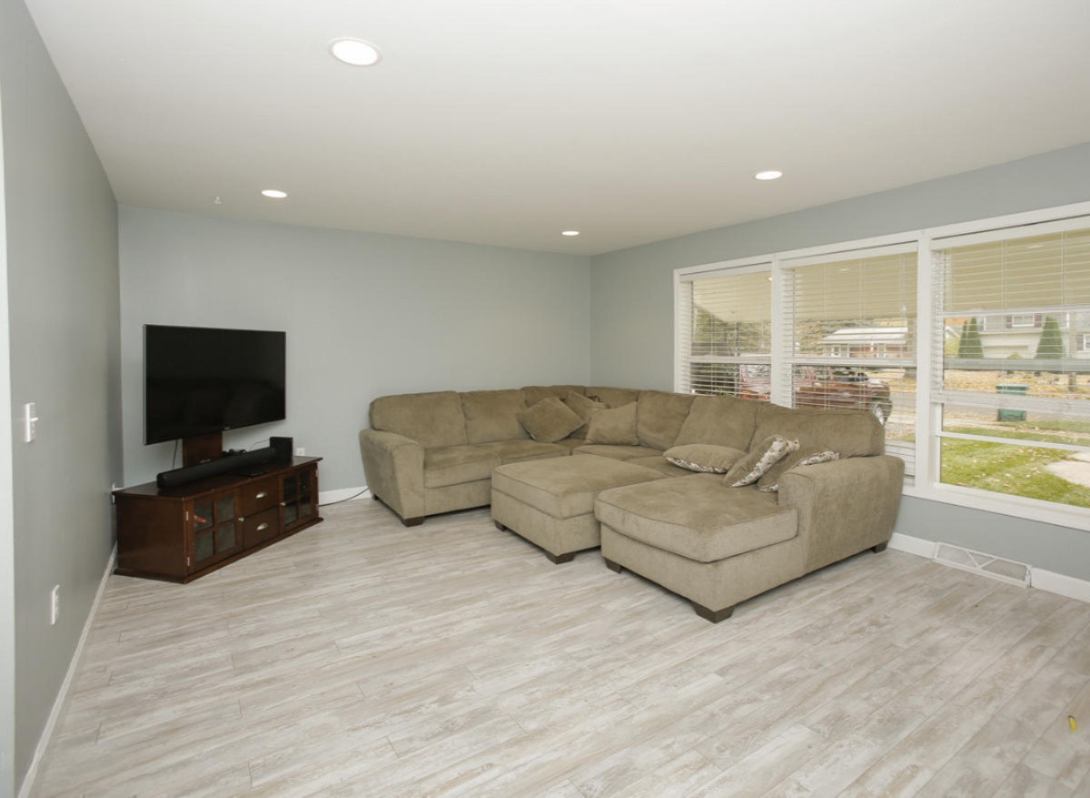 637 South Hooker Avenue Three Rivers, MI 49093 - Photo 3 of 21 637 hooker-103