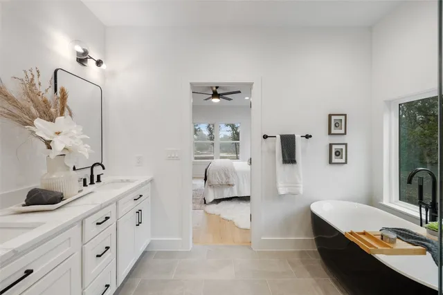 a en suite spacious bathroom with double sink and mirror