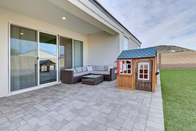 a view of a back yard