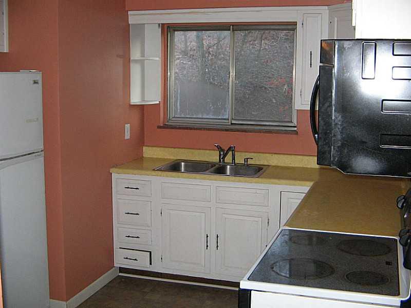 26 Burnside Road Canonsburg, PA 15317 - Photo 3 of 6 Kitchen.