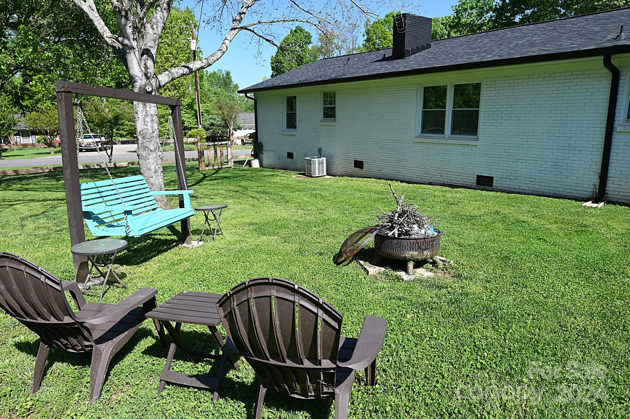 110 Sunny Lane Cherryville, NC 28021 - Photo 8 of 26 a backyard of a house with table and chairs