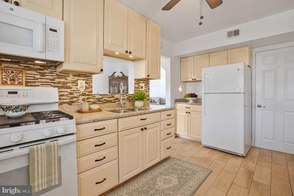 53 Garden Ridge Road Catonsville, MD 21228 - Photo 14 of 32 Trending White Appliances