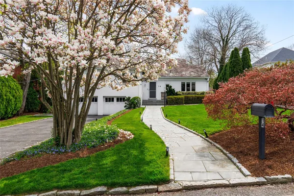 $1,295,000 | 14 Echo Bay Place, New Rochelle, NY 10805