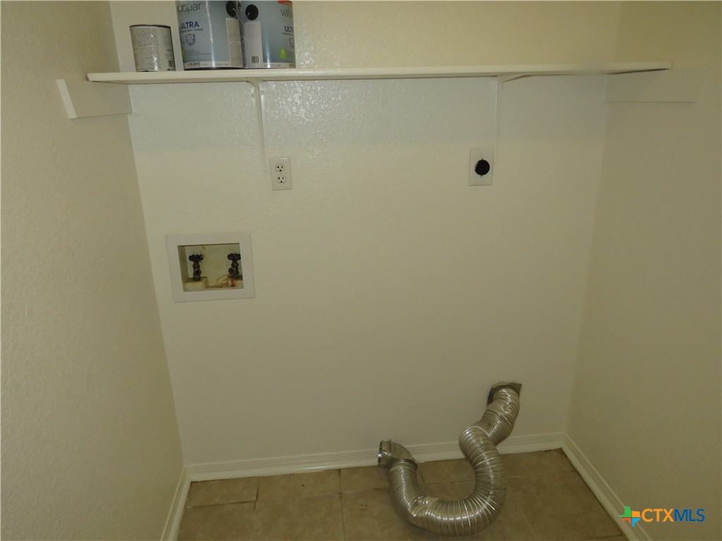 5009 James Loop Killeen, TX 76542 - Photo 14 of 24 a bathroom with a sink and toilet