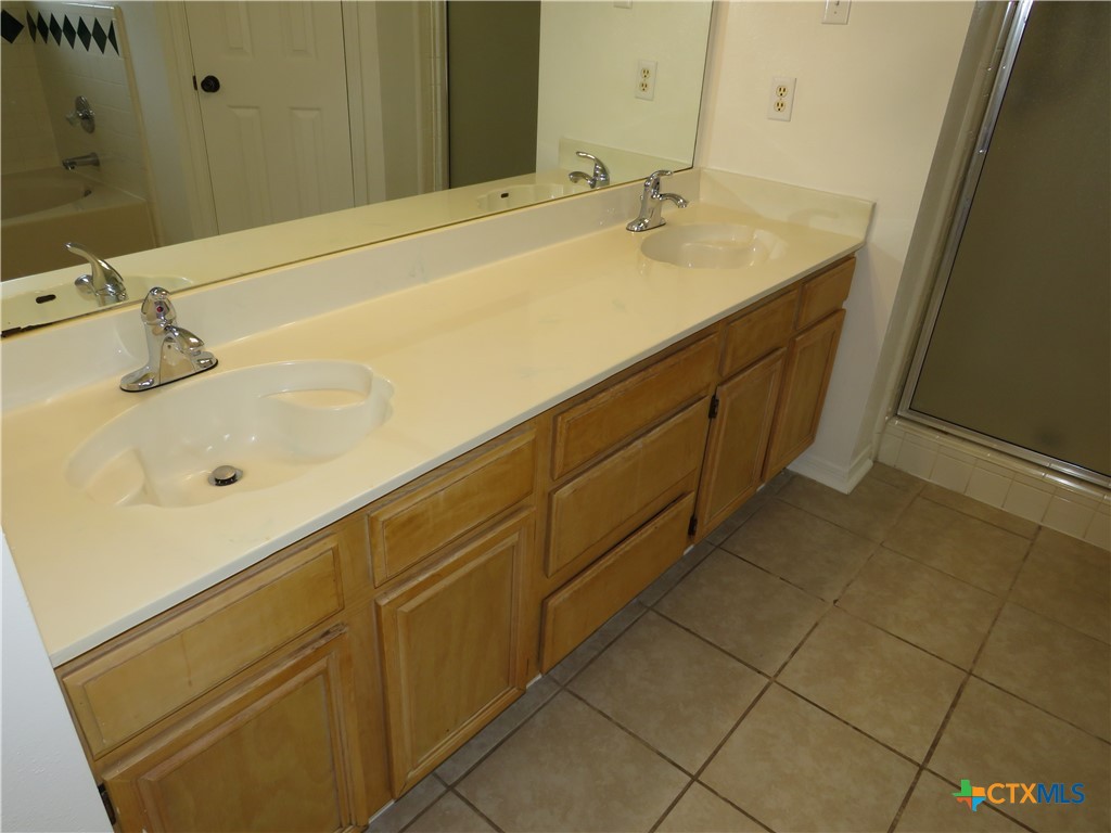 5009 James Loop Killeen, TX 76542 - Photo 9 of 24 a bathroom with a sink and a mirror