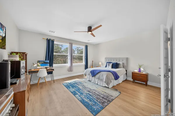 $649,900 | 558 County Road 7713, Devine, TX 78016