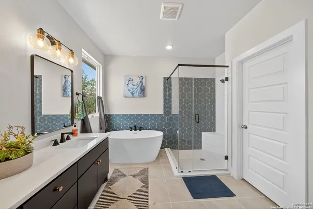 $708,000 | 558 County Road 7713, Devine, TX 78016