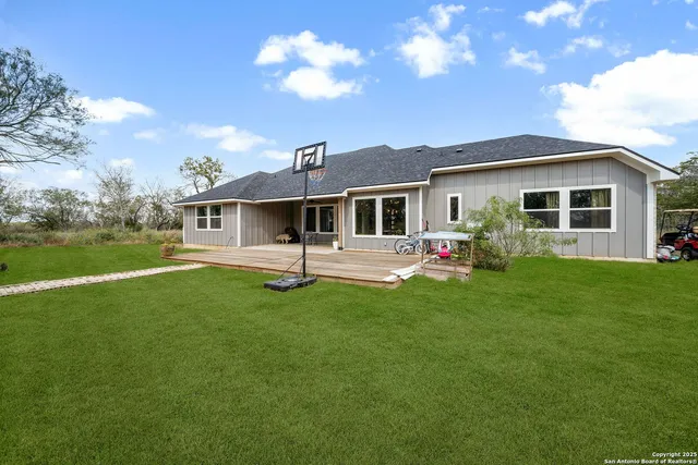 a view of yard with green space