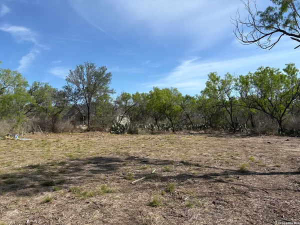 $599,900 | 558 County Road 7713, Devine, TX 78016