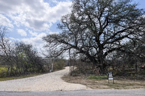 $649,900 | 558 County Road 7713, Devine, TX 78016