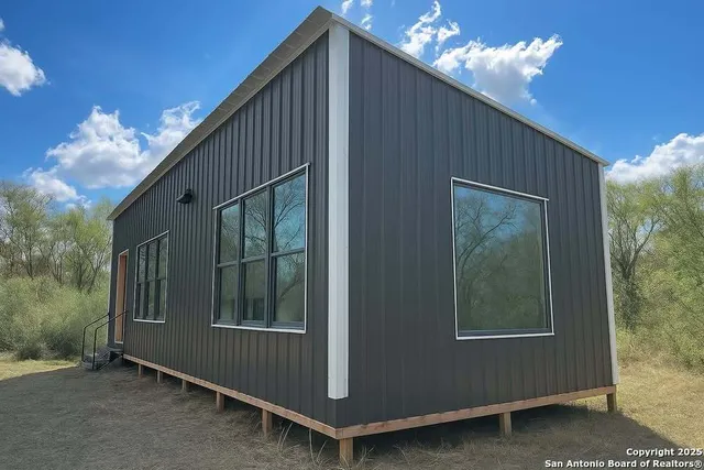 $708,000 | 558 County Road 7713, Devine, TX 78016